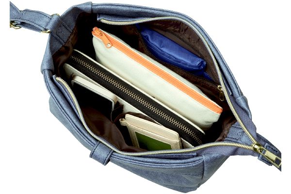 ほどよいサイズ感のショルダーバッグ