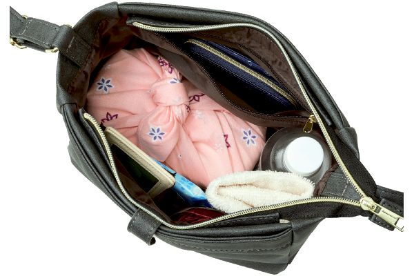 ほどよいサイズ感のショルダーバッグ