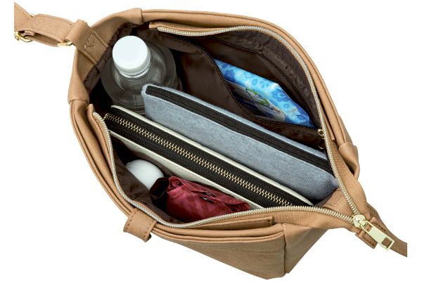 ほどよいサイズ感のショルダーバッグ