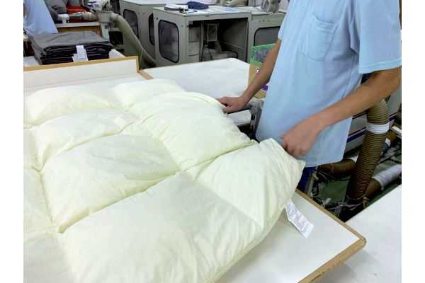 日本製　ホワイトダック５０％羽毛掛けふとん