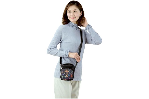 コンパクトサイズのお出かけポシェット