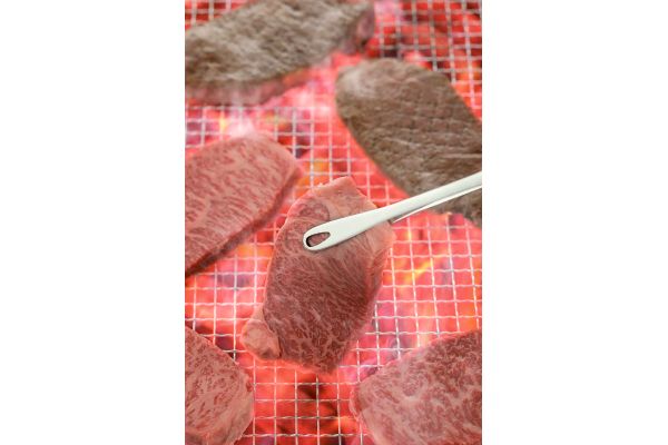 握りを軽くした菜箸トング