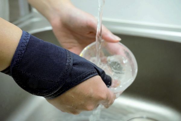 水仕事にも使えるメッシュの手首サポーター