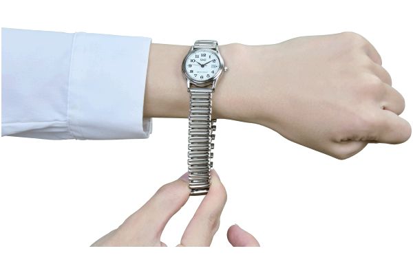 伸びるバンド腕時計