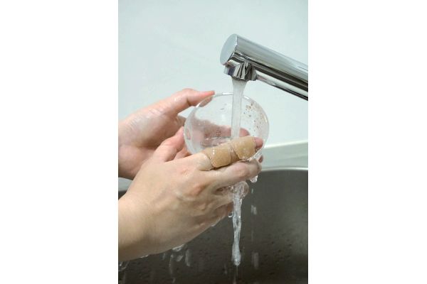 水仕事にも使えるメッシュの指サポーター