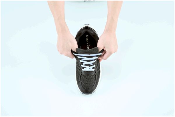 滑りにくくて歩きやすい防水スニーカー