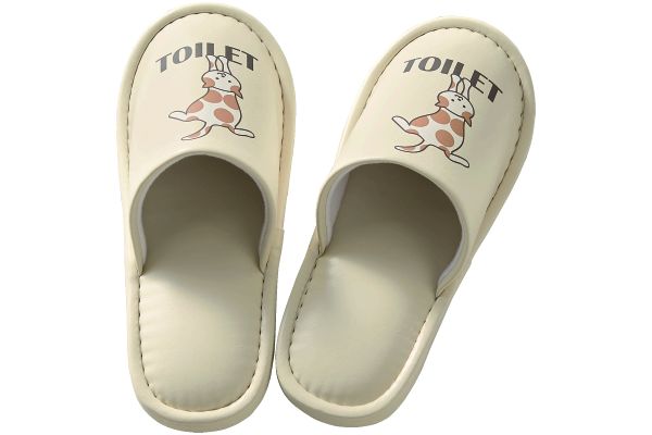 サッと拭けるトイレスリッパ　ぶら下がりにゃんこ