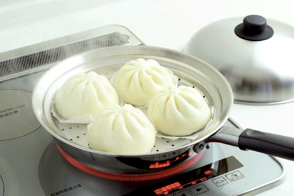 フライパンにのせて簡単蒸しプレート