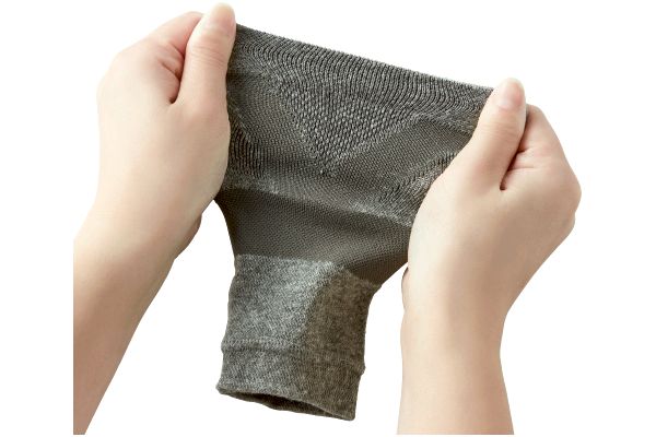 手首を支える備長炭サポーター