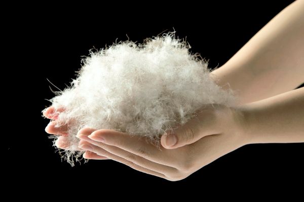 ふわっと軽いダウンベスト