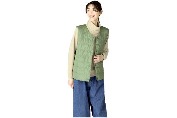 ふわっと軽いダウンベスト