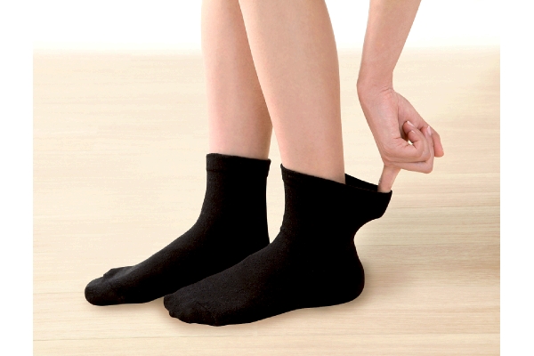 シルクのやすらぎゴムなしブラックソックス