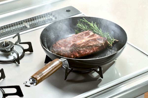 厚さが自慢！鉄のフライパン