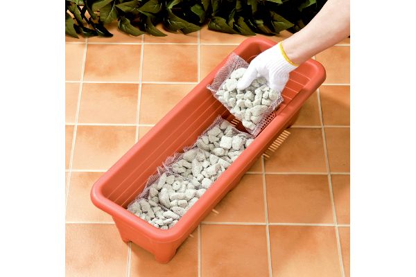 排水性をよくするネット入り鉢底石