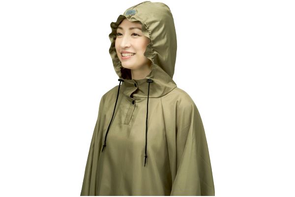 スッポリ被れる軽量レインポンチョ