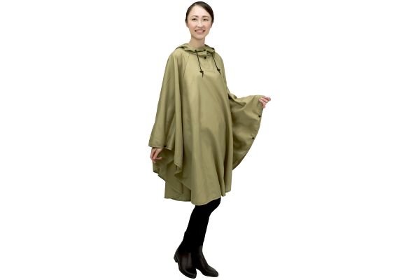スッポリ被れる軽量レインポンチョ