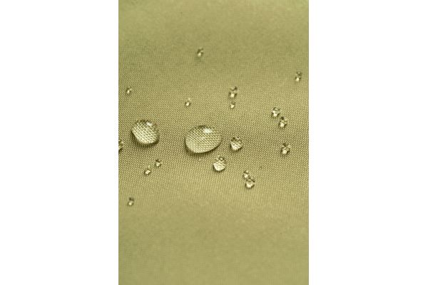 スッポリ被れる軽量レインポンチョ