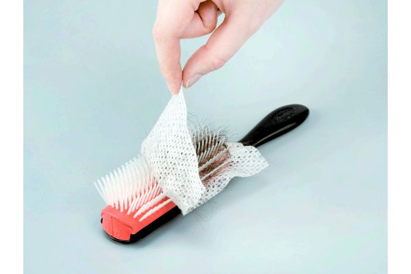 ブラシの抜け毛と汚れ取りシート