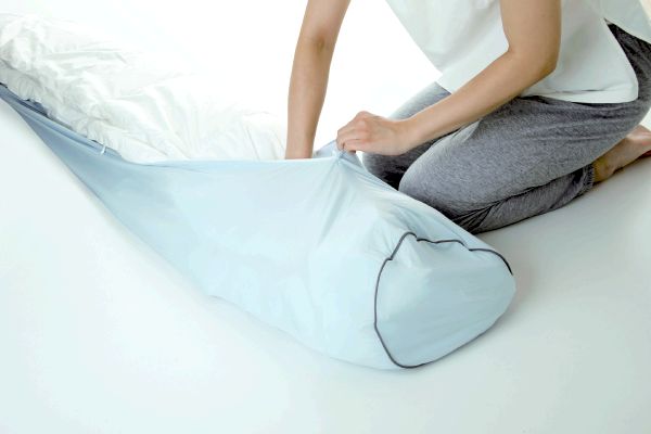 ひんやり抱き枕になる布団収納袋