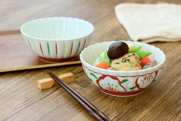 [波佐見焼]赤絵手描き菊割小鉢