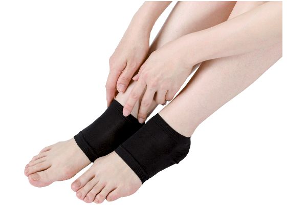【ネット限定】つるりん小町かかとサポーター　（１組２枚　22〜25cm）　ブラック