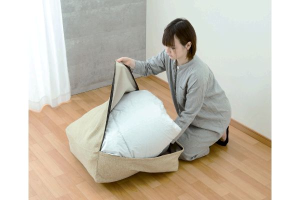 【ネット限定】［くらしあす］ふとんが大きなクッションになる収納袋　　アイボリー