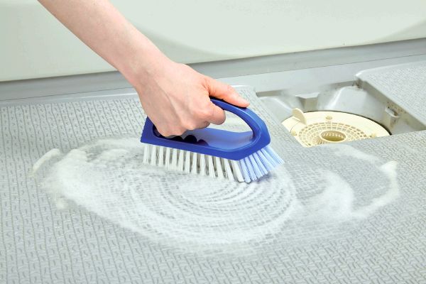 立てられるバス用床洗いブラシ