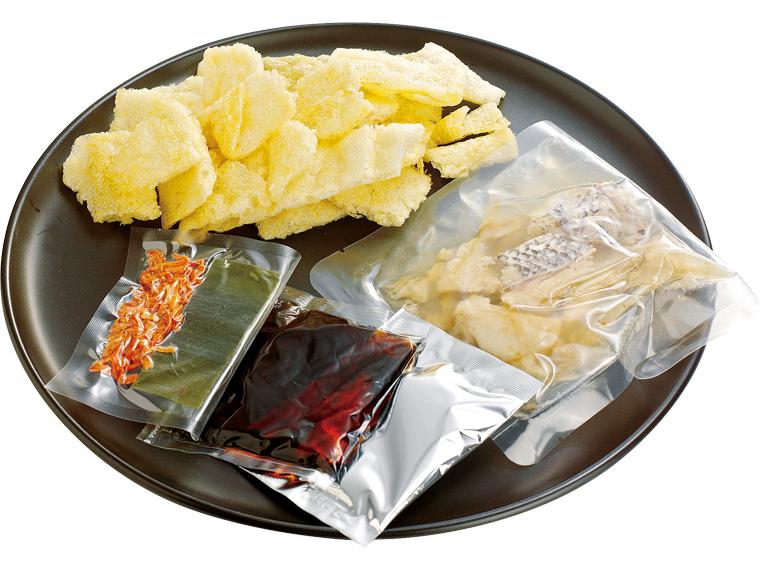 なだ万　天然鯛の炊き込みご飯の素 135g(味付鯛81.2g、たれ35g、油揚げ15g、具材3g、ねぎ0.8g)