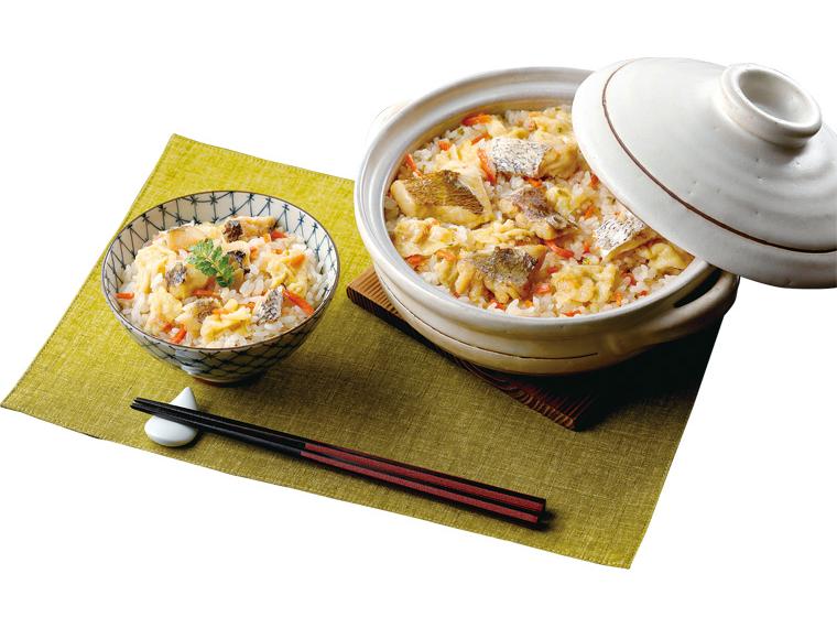なだ万　天然鯛の炊き込みご飯の素 135g(味付鯛81.2g、たれ35g、油揚げ15g、具材3g、ねぎ0.8g)