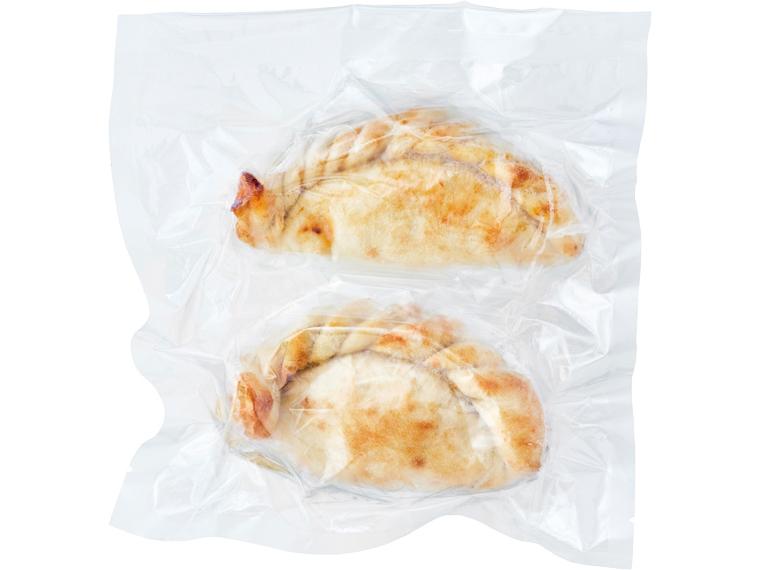 丸ごとソーセージとアラビアータ風手包みカルツォーネ 240g（2個入り）